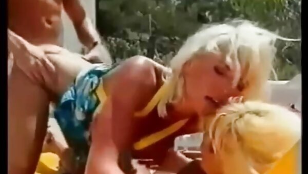 Примамливата русокоса Катрин Текила ужива да јава кур со нејзината анална дупка