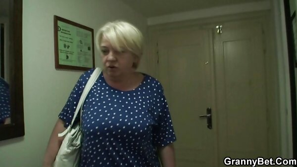 Заводничката Лондон Ривер, гладна за секс, ја казнуваат нејзината муфка во подрумот