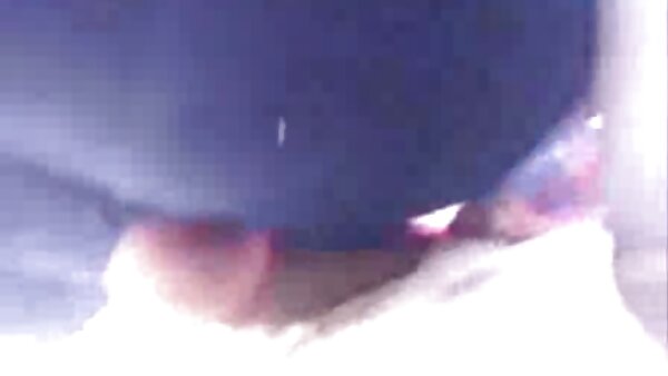 Изопачената и ревносна русокоса прсти на нејзината влажна пичка во POV видео