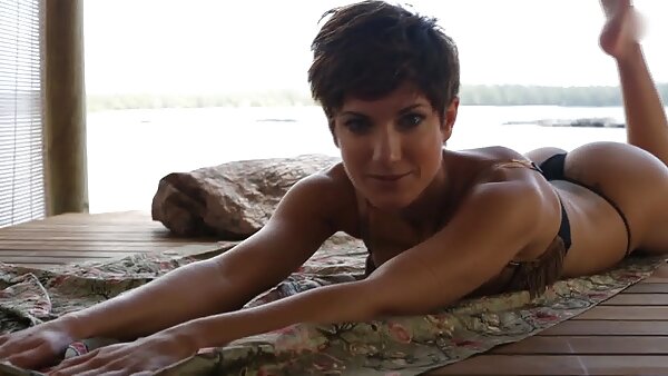 Голема 19-годишна русинка Мелиса ги стиска големите гради во жежок соло клип за мастурбација